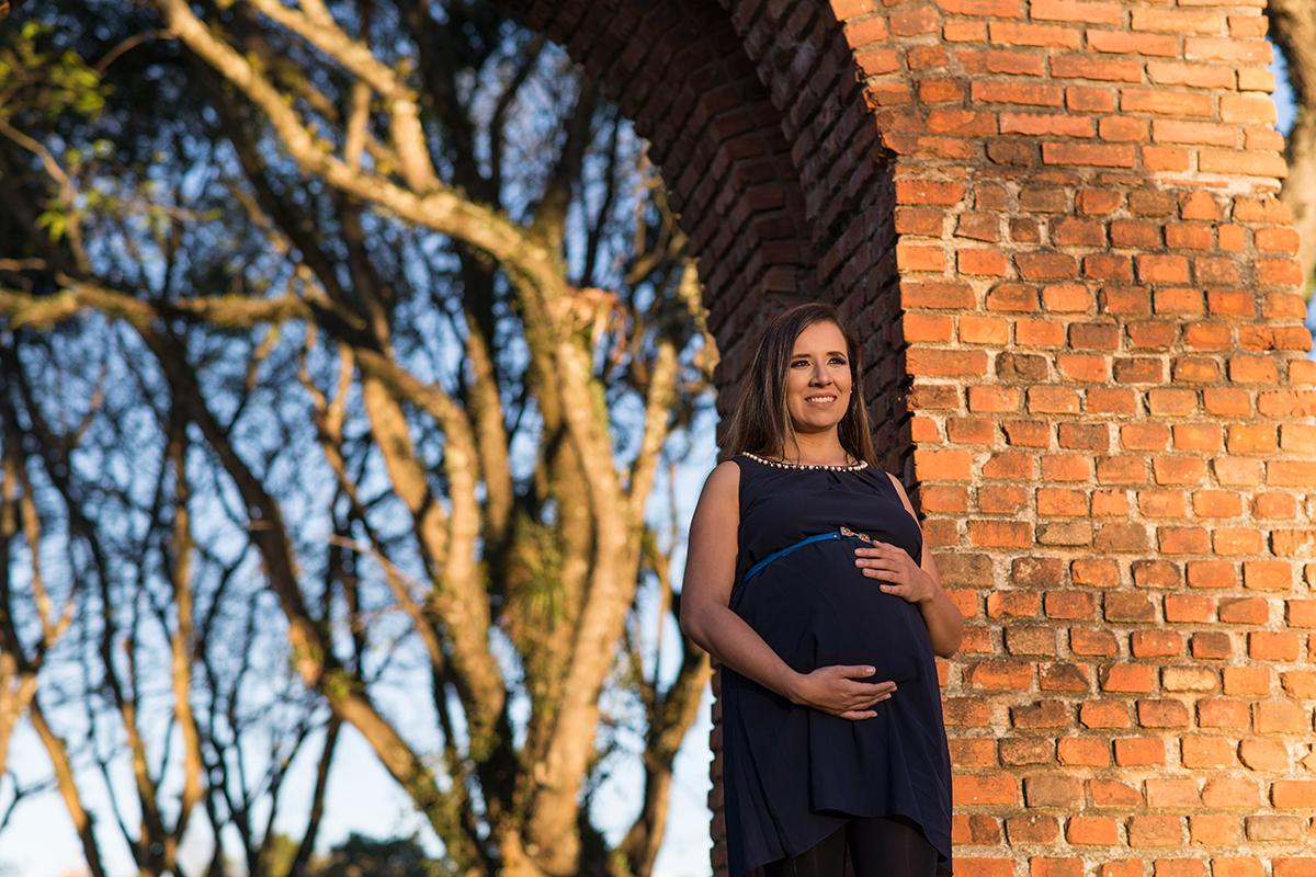 grávida gestante mamãe vestido azul cinto pérolas parque árvore dia sol ruínas