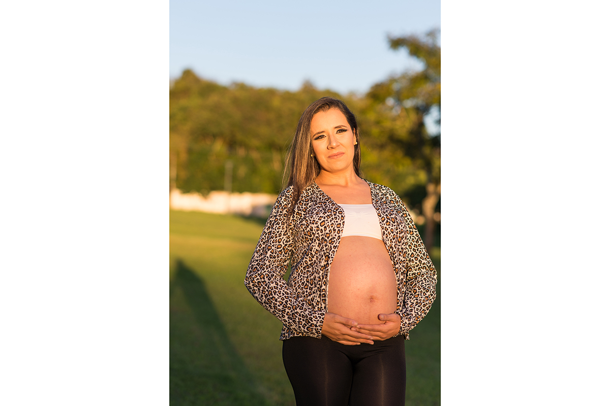 grávida gestante mamãe vestido azul cinto pérolas parque árvore dia sol barriga