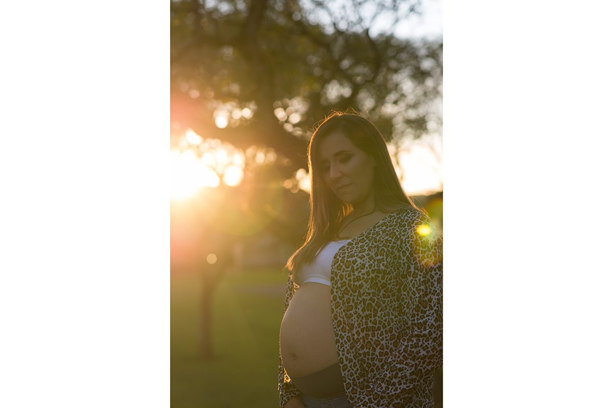 grávida gestante mamãe vestido azul cinto pérolas parque árvore dia sol barriga