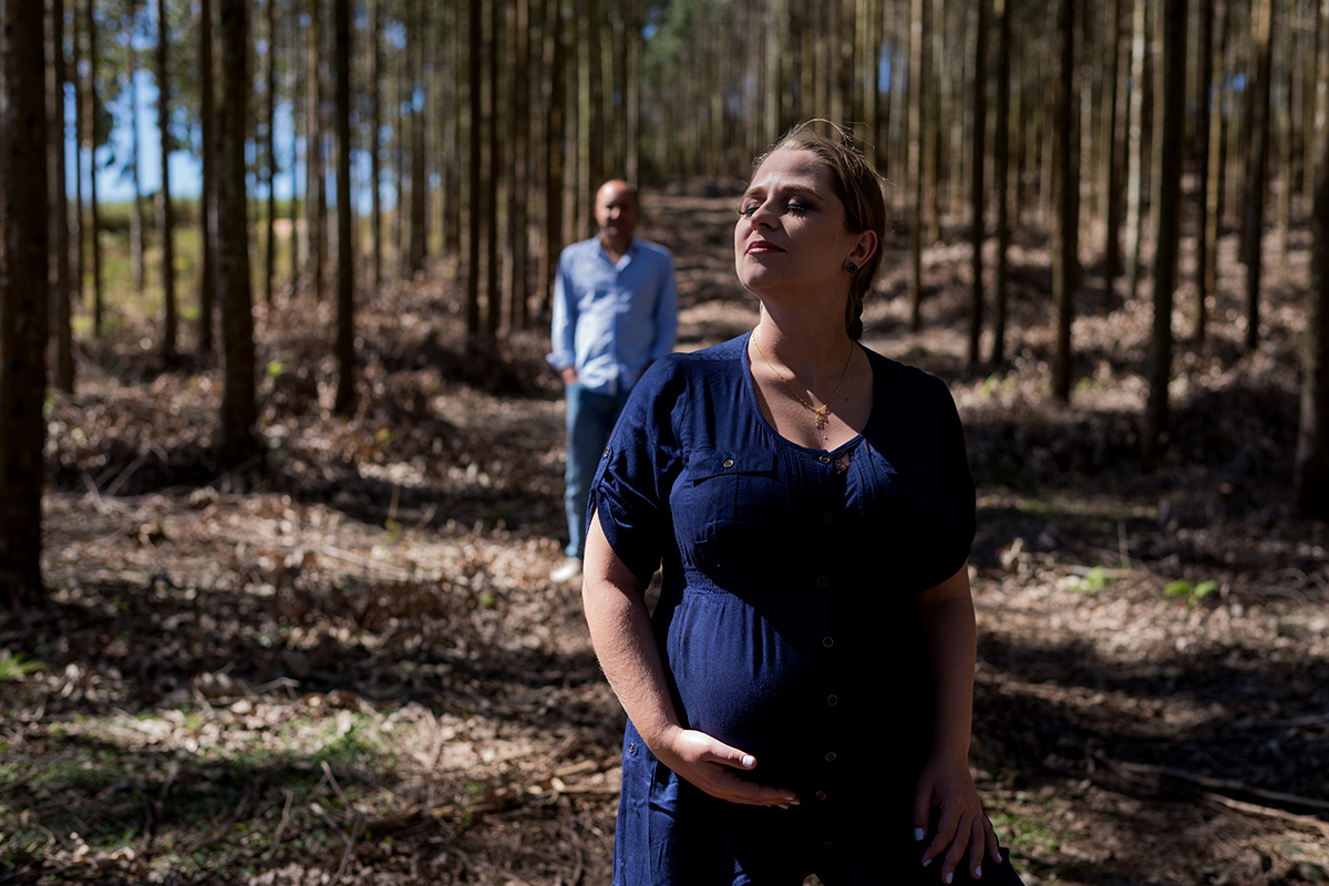 gestante grávida gravidez curitiba mãe mamãe vestido azul madeira rústico floresta eucalipto árvores pai papai casal