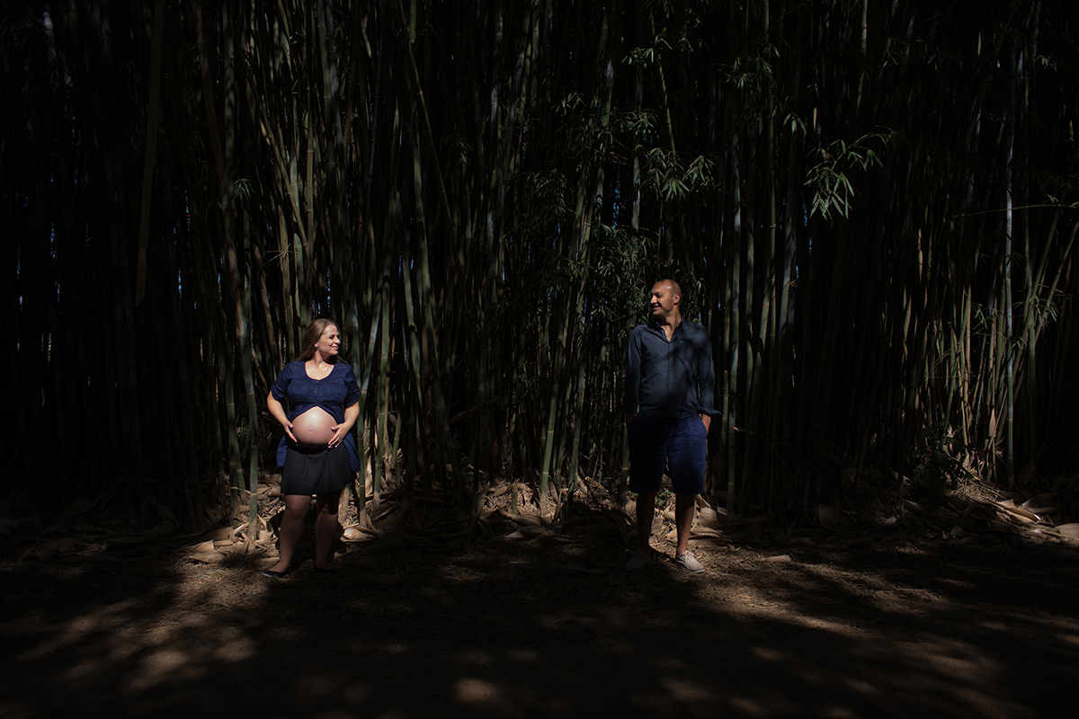 gestante grávida gravidez curitiba mãe mamãe vestido azul madeira rústico pai papai casal pais