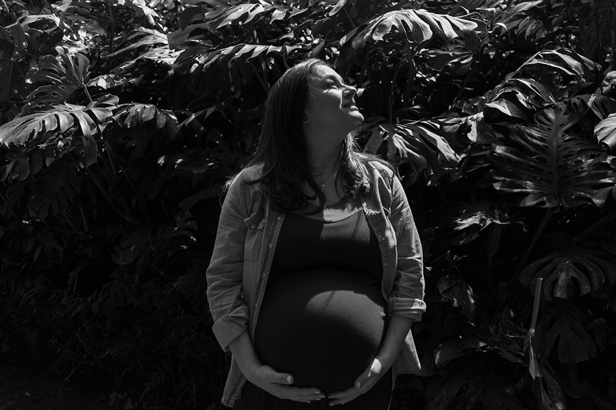 gestante curitiba grávida mãe mamãe camisa jeans blusa branca natureza luz natural
