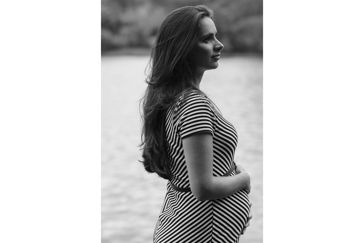 fotografia preto e branco gravida gestante curitiba rio passauna com vestido listrado cabelo solto e comprido