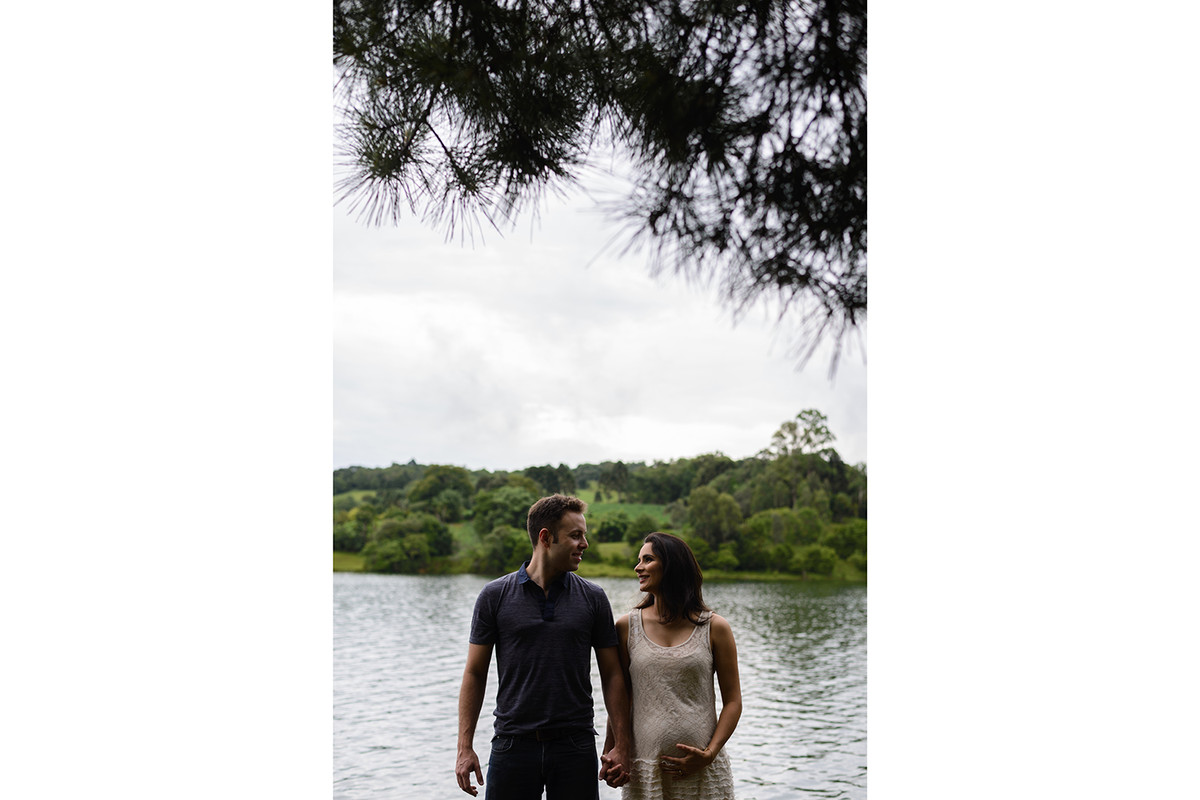 gravida gestante curitiba rio passauna passaúna com vestido de renda bege branco cabelo solto e comprido com marido esposo e natureza no fundo