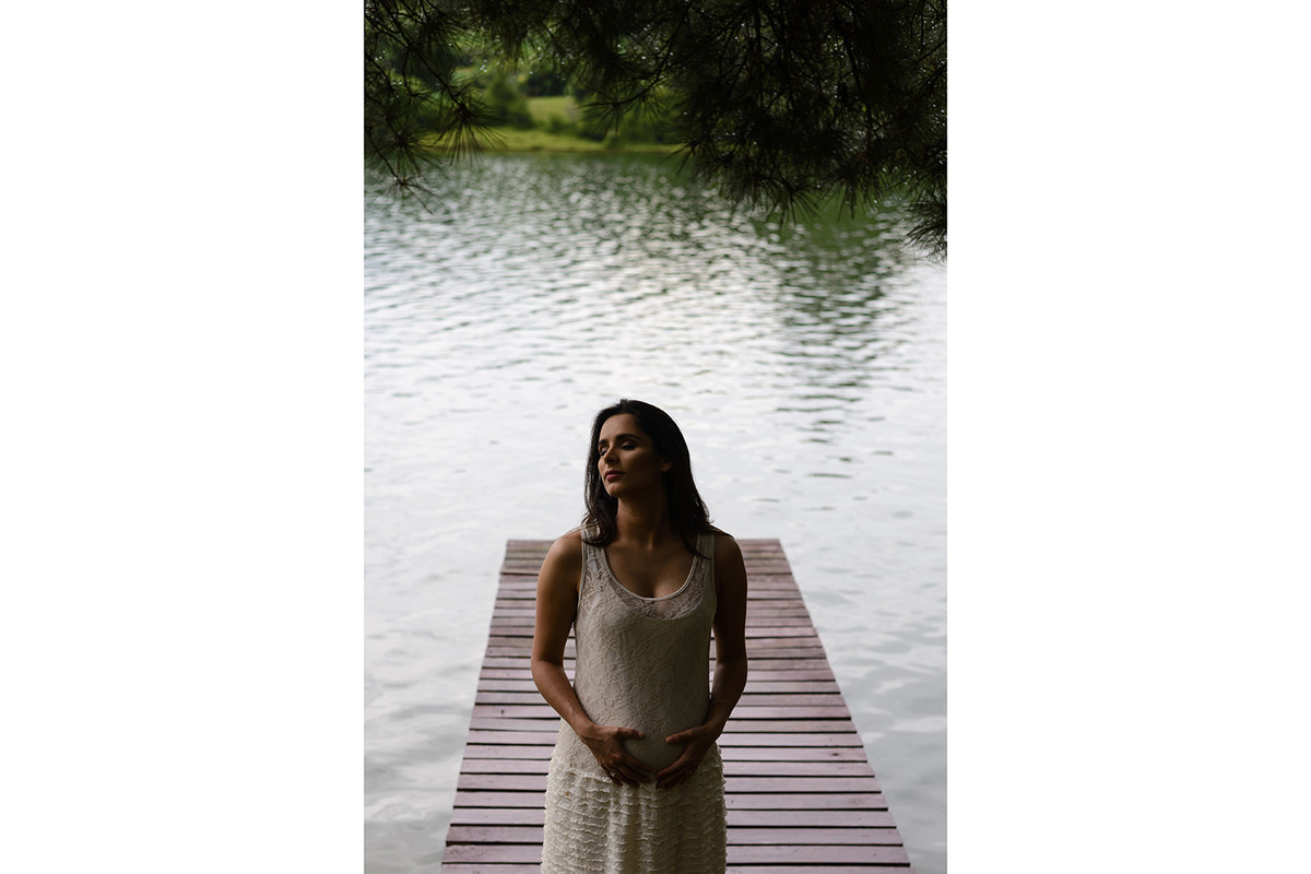 gravida gestante curitiba rio passauna passaúna com vestido de renda bege branco cabelo solto e comprido natureza no fundo em cima de um deck deque