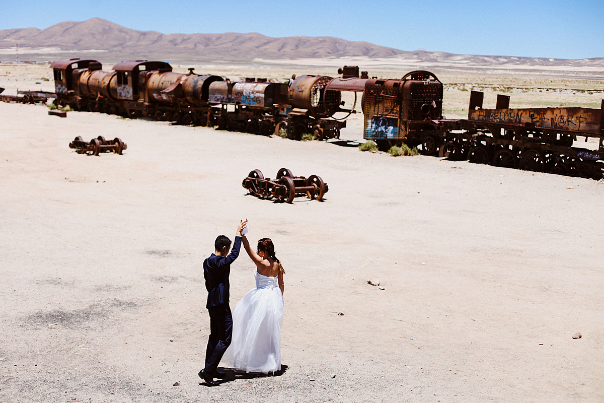 wedding salar uyuni, bolivia trem abandonado