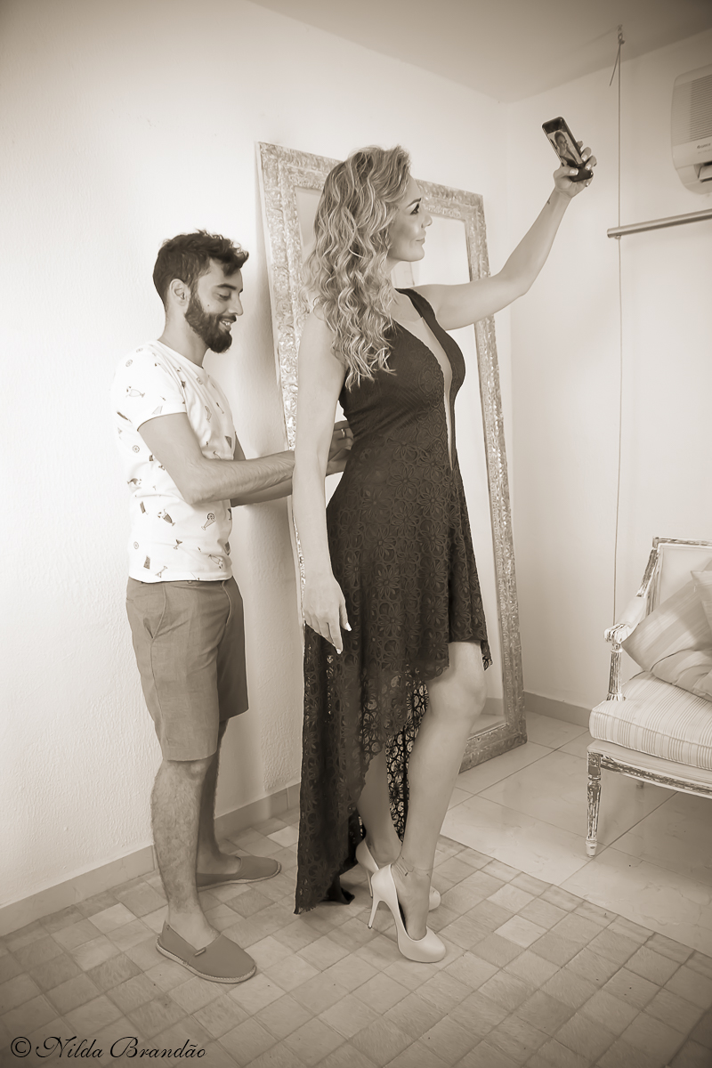 Vinicius Caspar dando ultimos retoques no vestido para foto, momento de descontração.