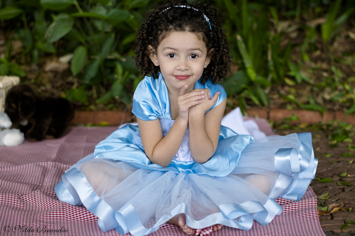 Fantasia da cinderela enriquece ensaio infantil no parque da independencia em são paulo.