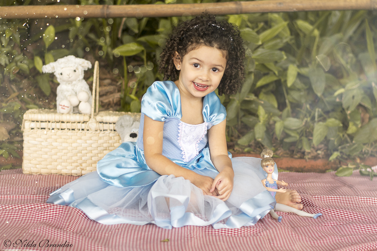 Fantasia da cinderela enriquece ensaio infantil no parque da independencia em são paulo.