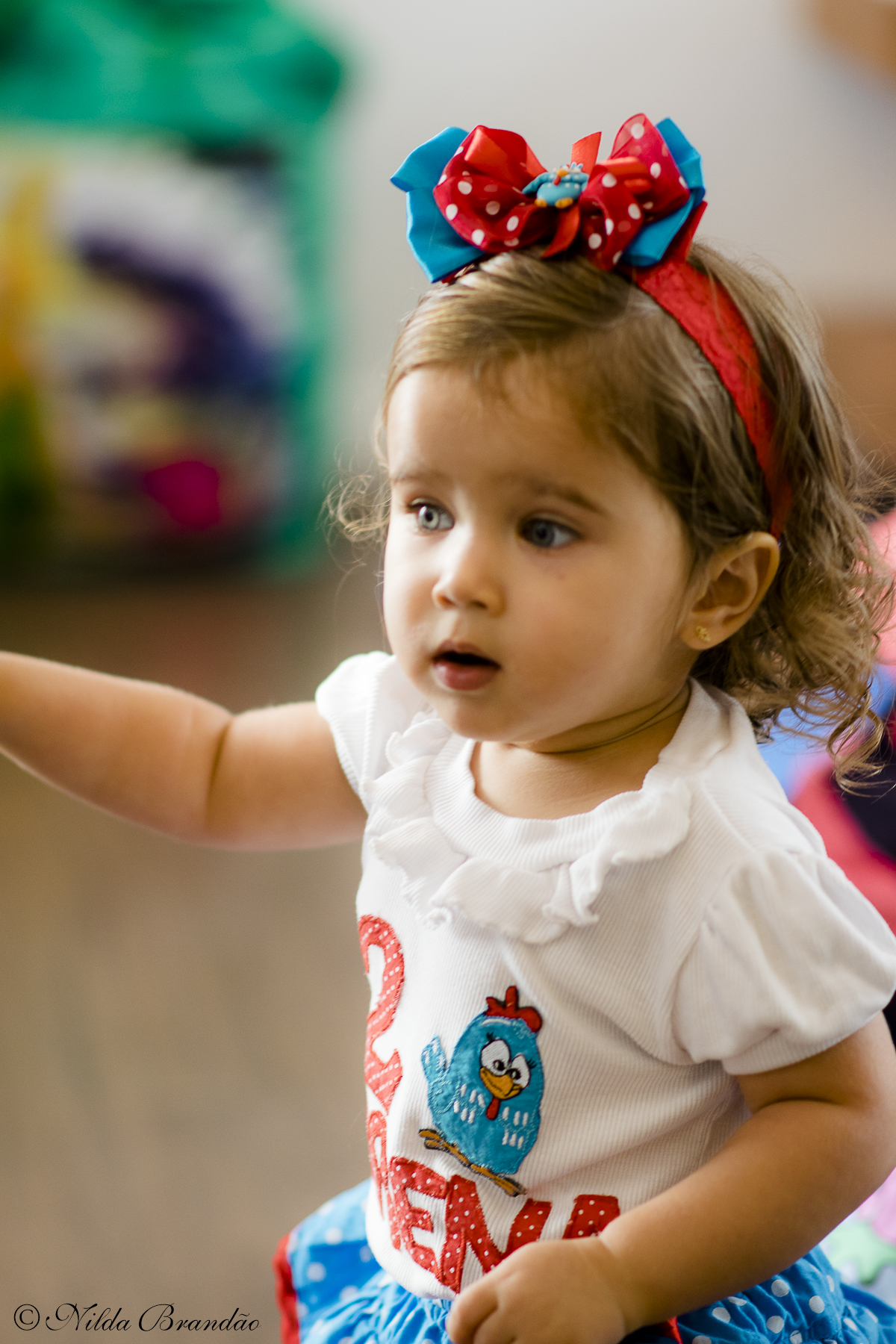 A Lorena fez dois anos e seus pais fizeram a festa com tema Galinha Pintadinha para ela.