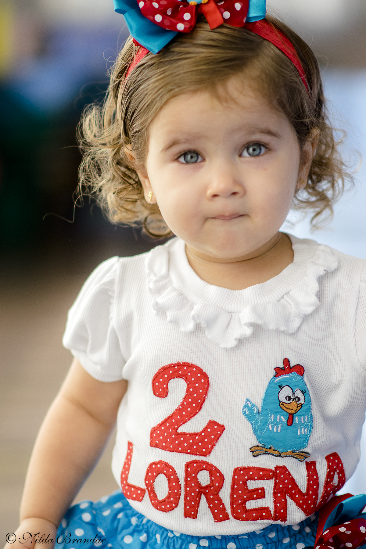 A Lorena fez dois anos e seus pais fizeram a festa com tema Galinha Pintadinha para ela.