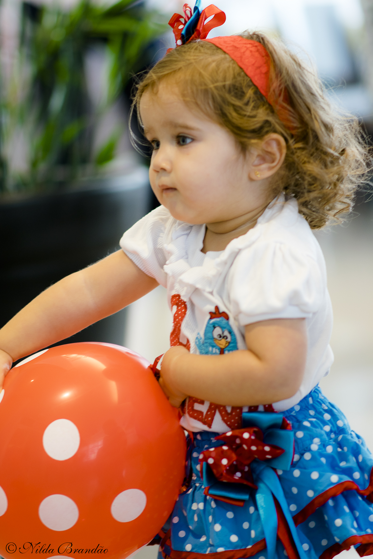 A Lorena fez dois anos e seus pais fizeram a festa com tema Galinha Pintadinha para ela.