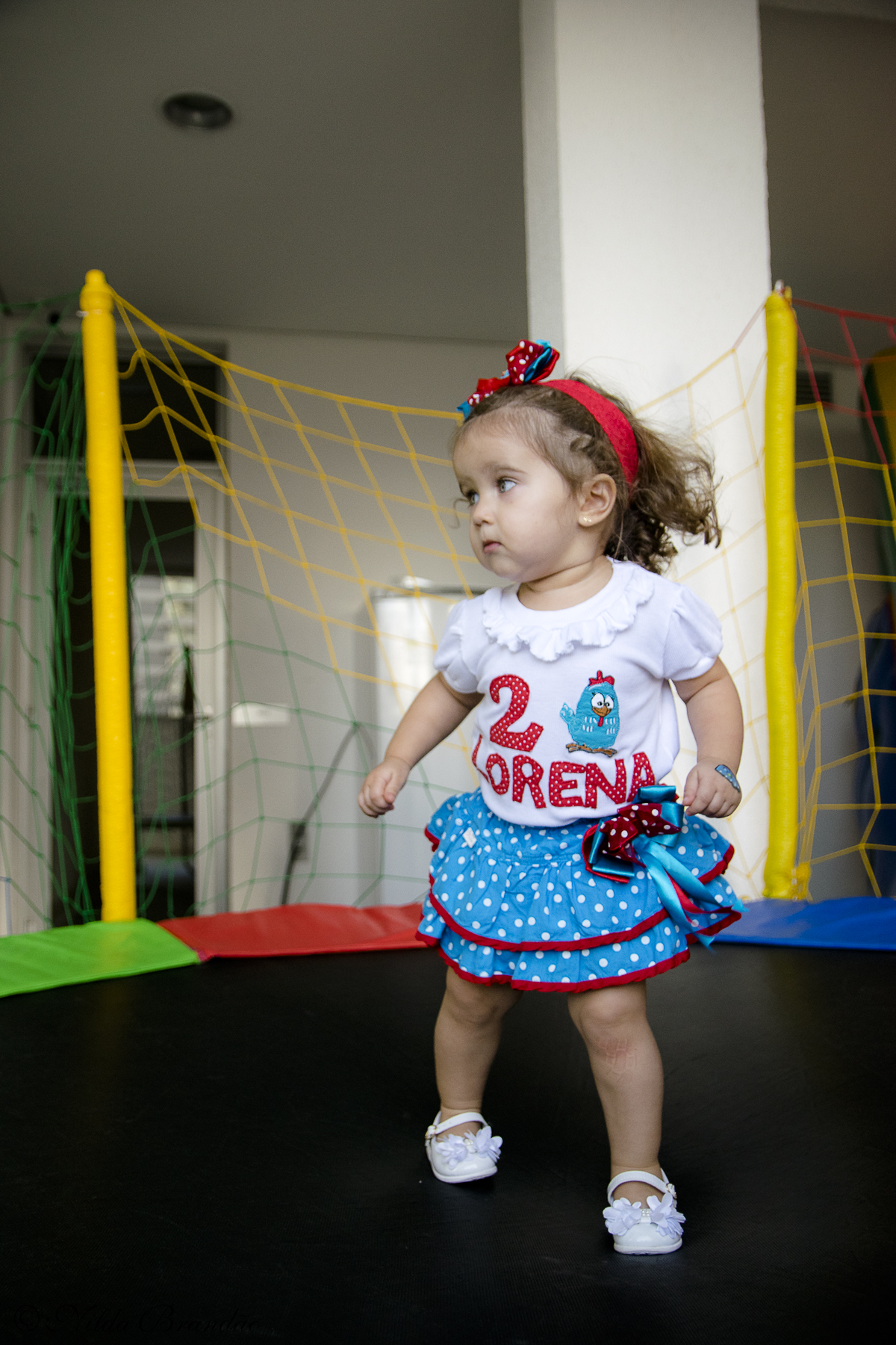 Lorena brincando no pula pula na sua festinha de aniversário