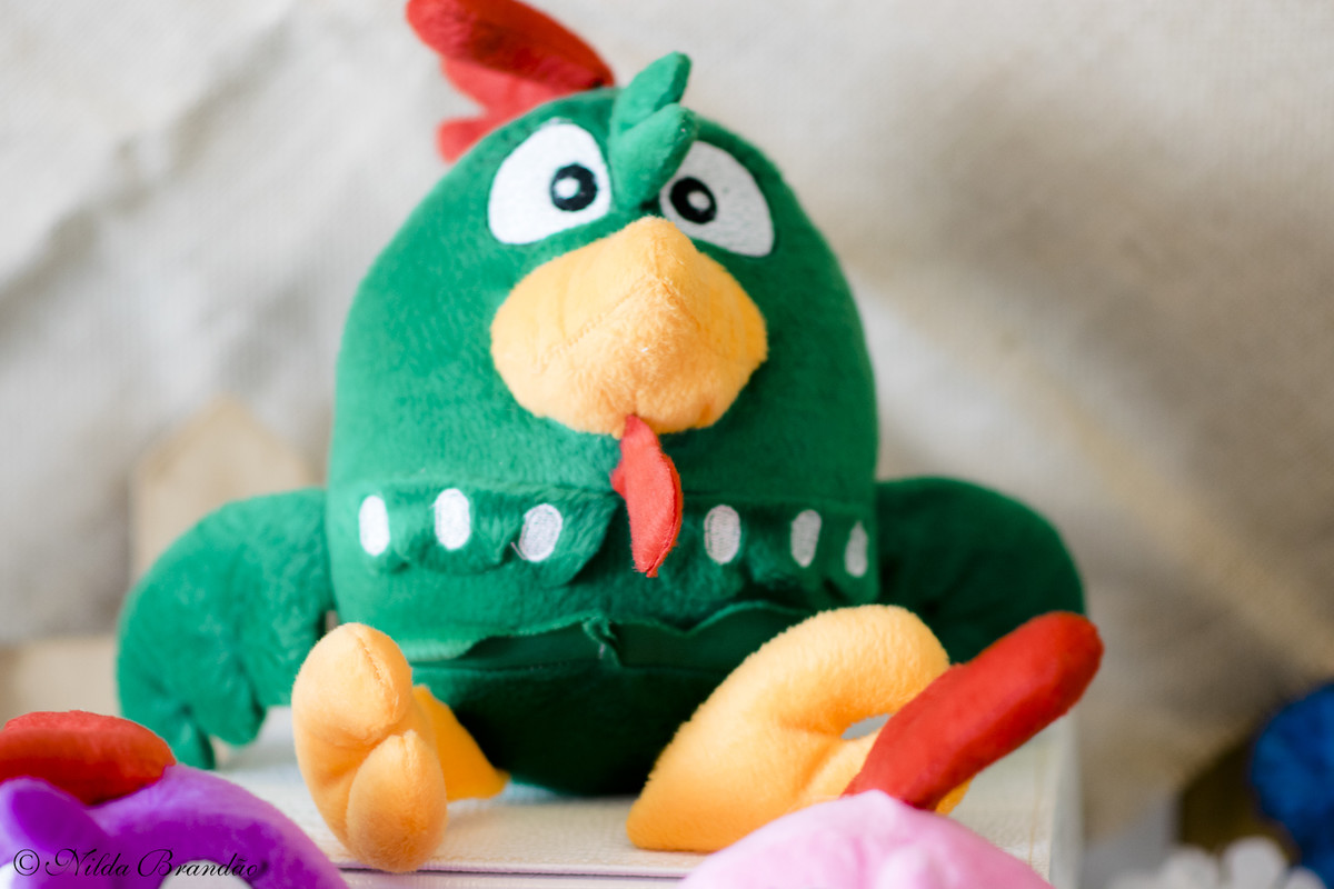 A Lorena fez dois anos e seus pais fizeram a festa com tema Galinha Pintadinha para ela.