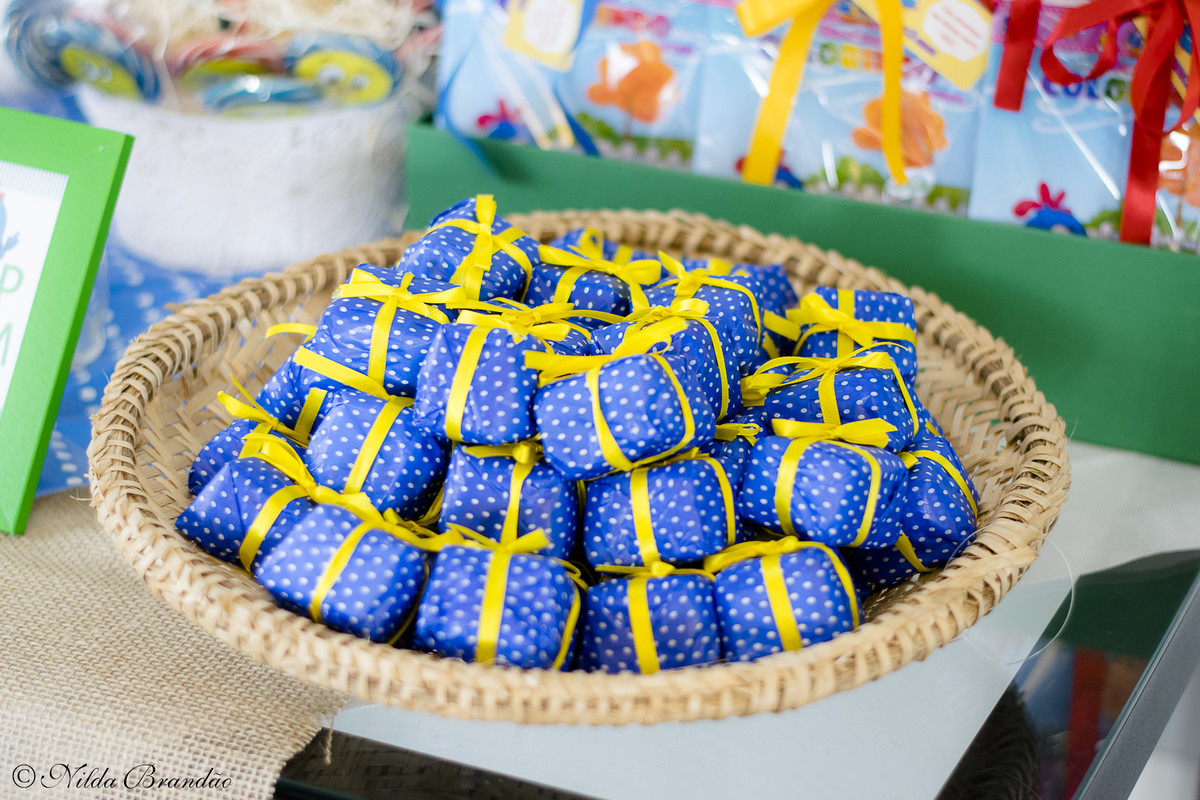A Lorena fez dois anos e seus pais fizeram a festa com tema Galinha Pintadinha para ela.