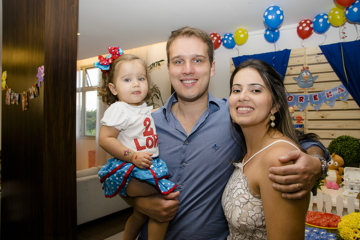 Papais orgulhosos posam para foto na festinha de aniversario da Lorena.