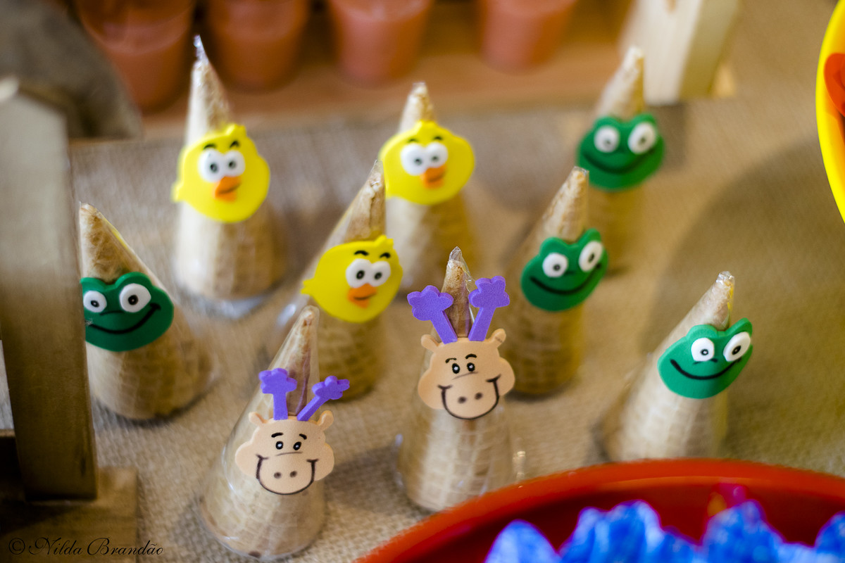 A Lorena fez dois anos e seus pais fizeram a festa com tema Galinha Pintadinha para ela.