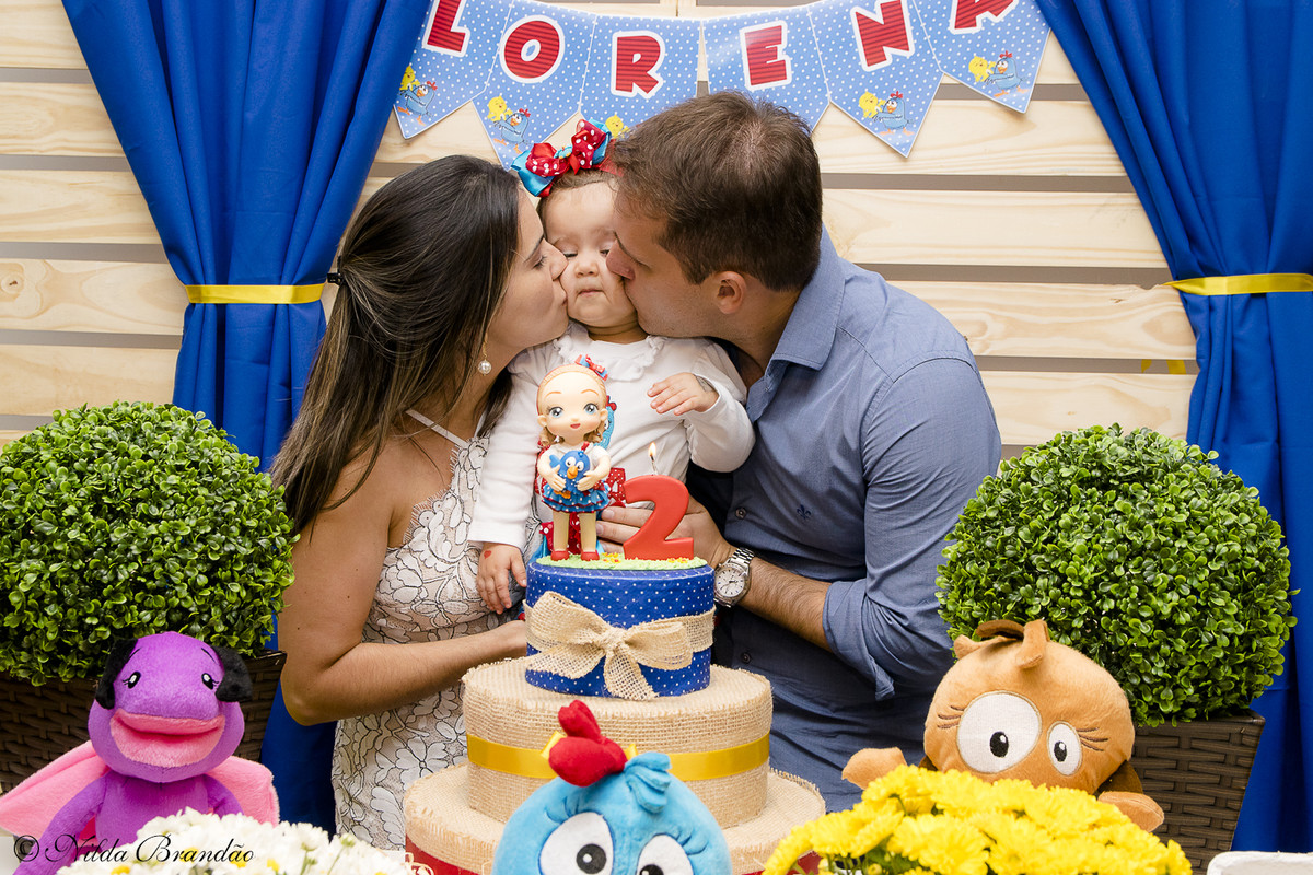 Lorena ganha beijos do papai e da mamãe