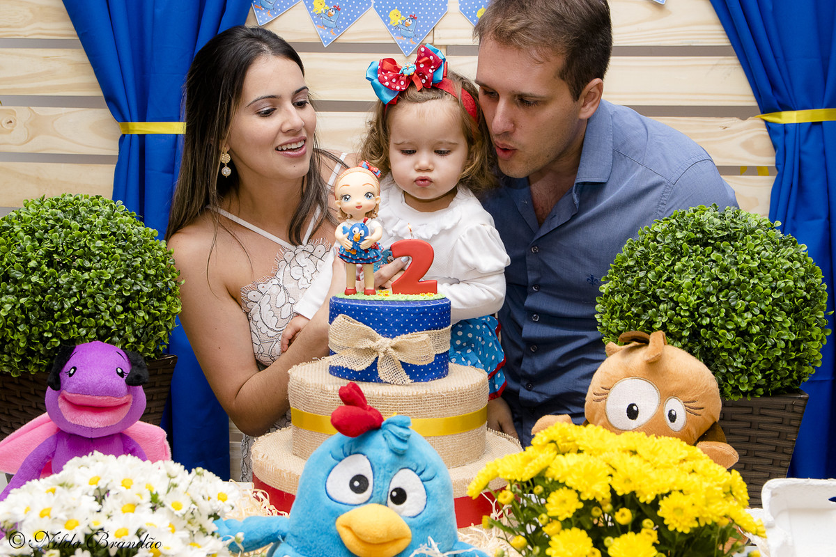 Lorena sopra a velinha do seu segundo aniversário.