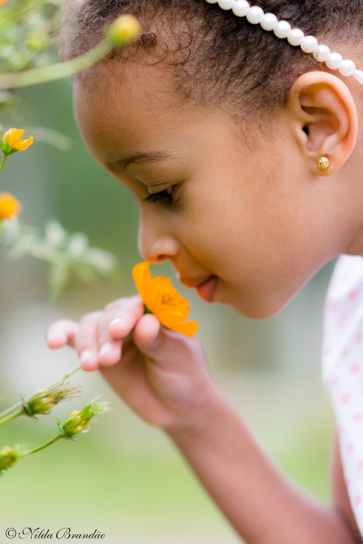 Cheirando uma flor no parque, o ensaio da Julia foi só ternura.