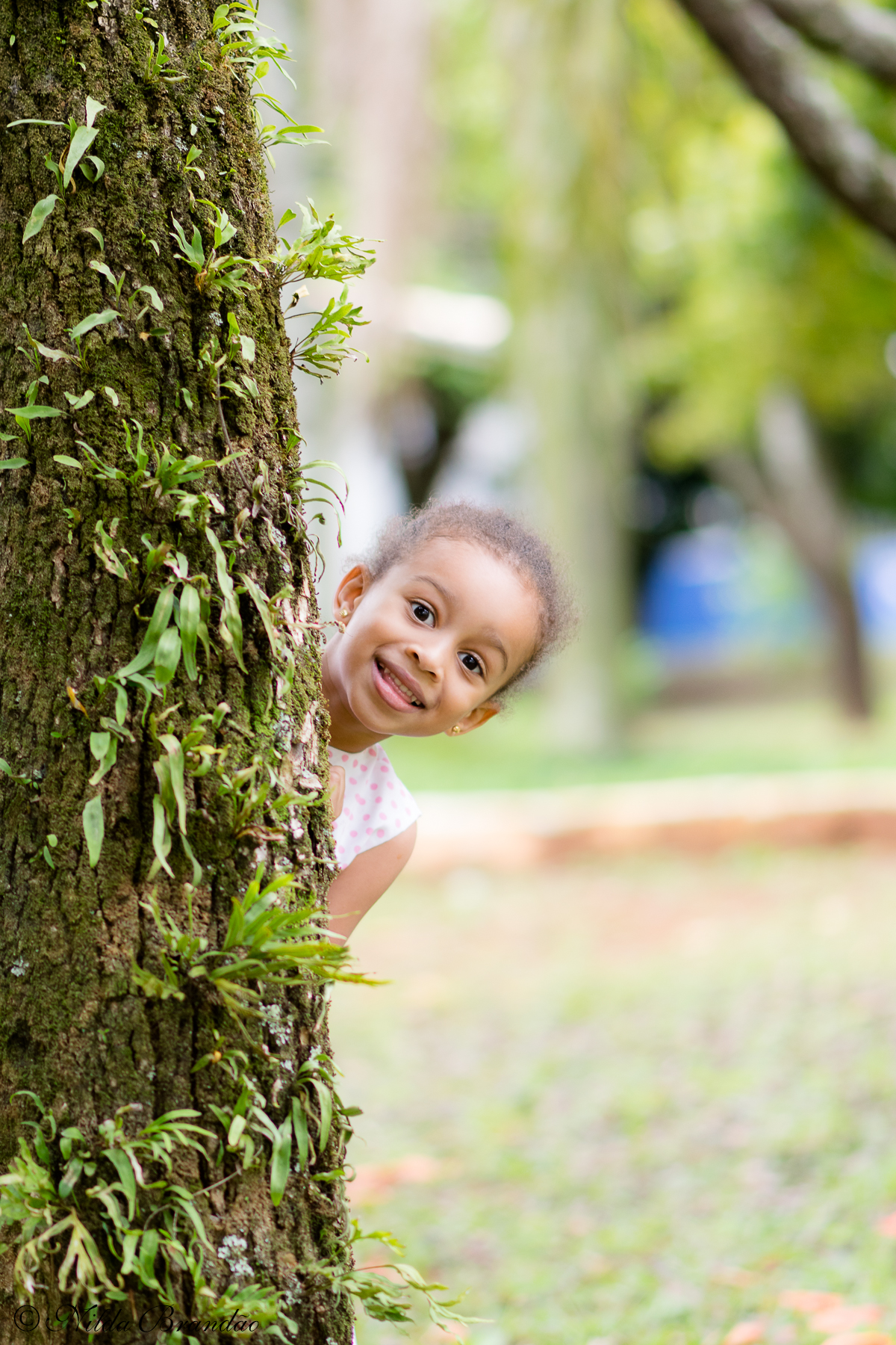 Brincando de esconder. Ensaio infantil da Julia no parque ceret em São Paulo