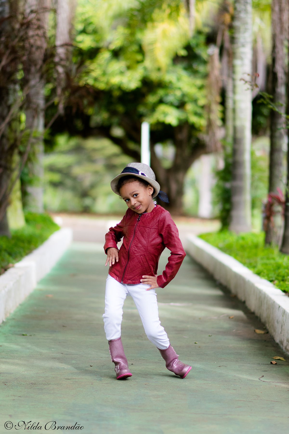 Fazendo poses de modelo, menina fashion e estilosa.