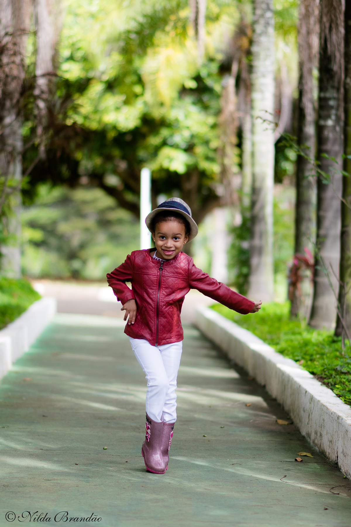Fazendo poses de modelo, menina fashion e estilosa.