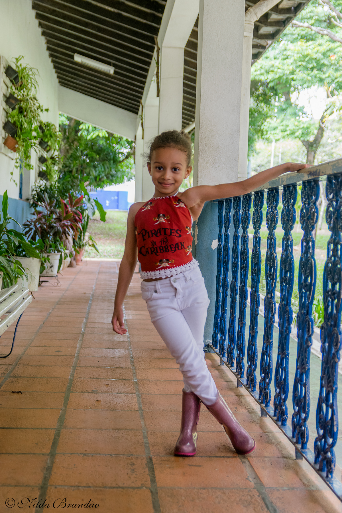 Fazendo poses de modelo, menina fashion e estilosa.