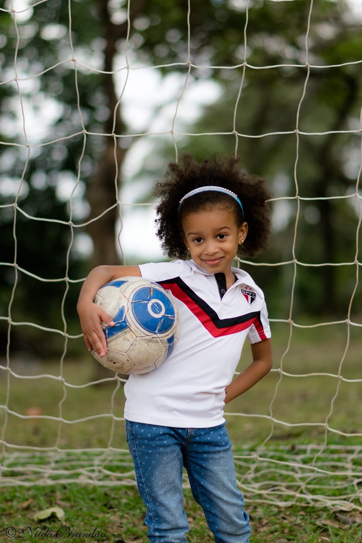Posando com a camiseta do São Paulo, time do coração do papai. Porque meninas podem fazer o que quiser.