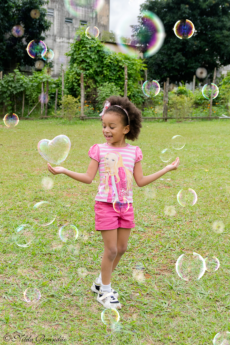 Meninas também podem ser molecas - Julia brincando com bolinhas de sabão no seu ensaio infantil.