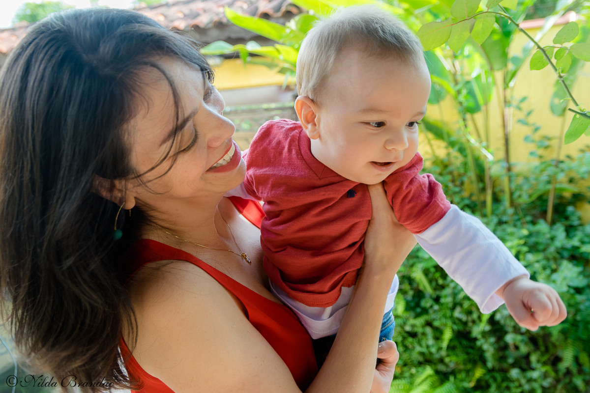 Fazer fotografias acompanhando mensalmente o crescimento do bebê é uma forma linda de recordação do primeiro ano de vida.