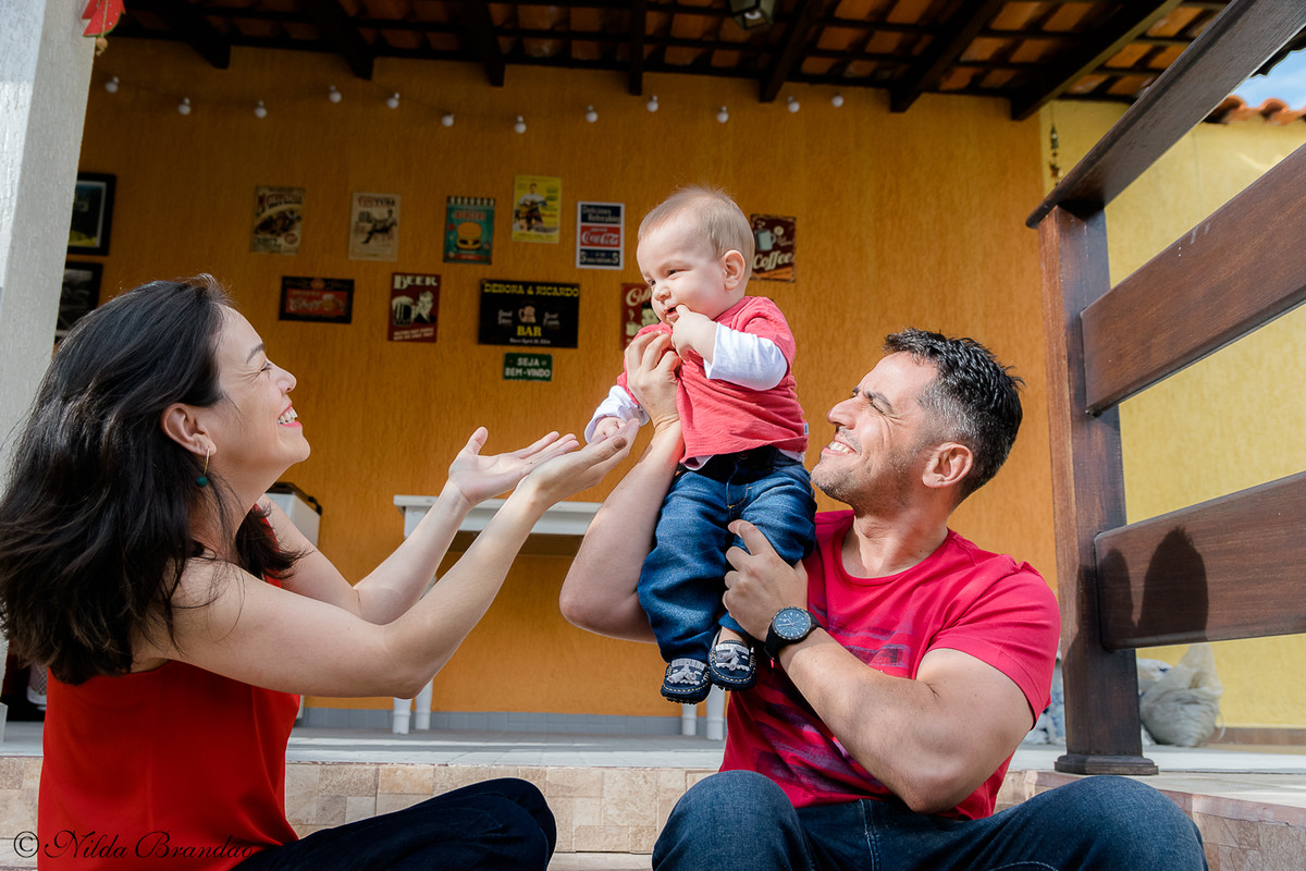 Fazer fotografias acompanhando mensalmente o crescimento do bebê é uma forma linda de recordação do primeiro ano de vida.