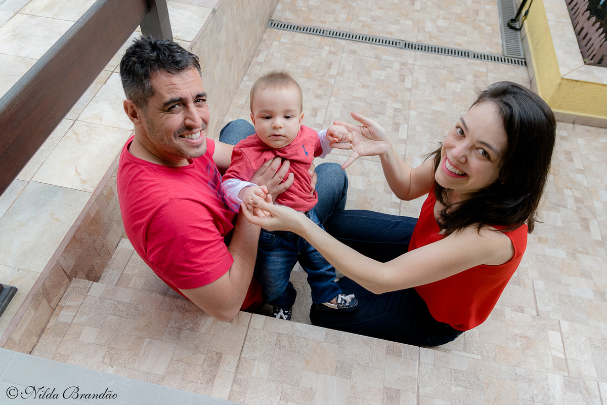 Fazer fotografias acompanhando mensalmente o crescimento do bebê é uma forma linda de recordação do primeiro ano de vida.