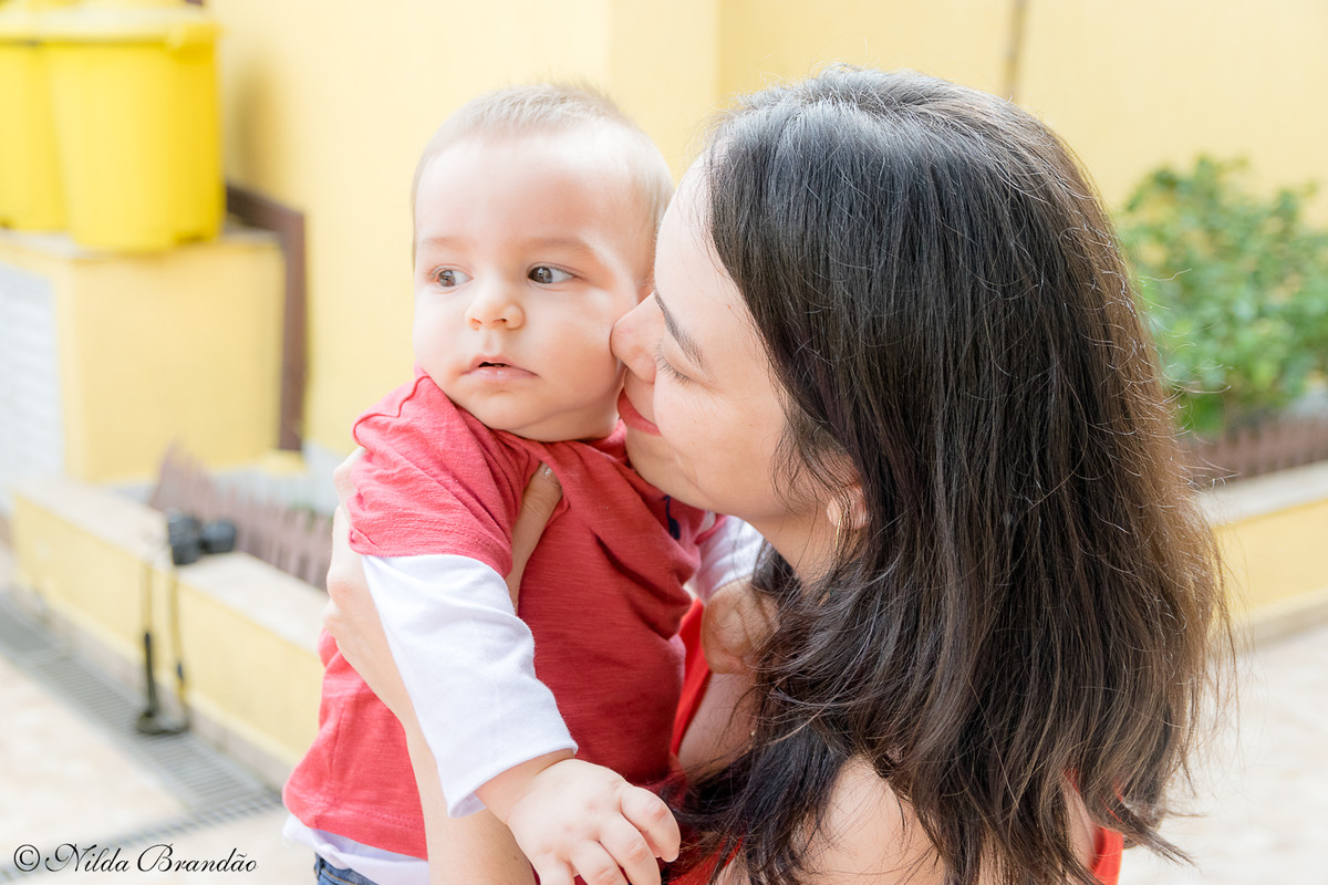 Fazer fotografias acompanhando mensalmente o crescimento do bebê é uma forma linda de recordação do primeiro ano de vida.
