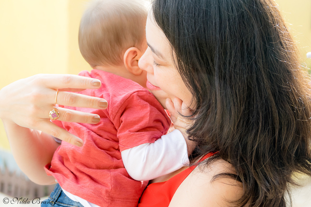 Fazer fotografias acompanhando mensalmente o crescimento do bebê é uma forma linda de recordação do primeiro ano de vida.