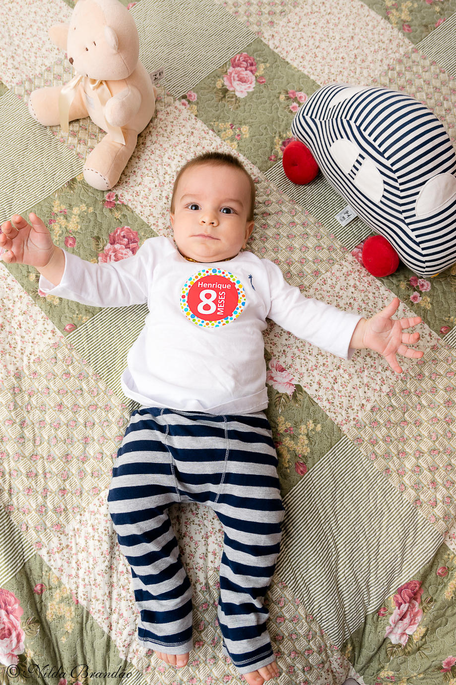 Fazer fotografias acompanhando mensalmente o crescimento do bebê é uma forma linda de recordação do primeiro ano de vida.