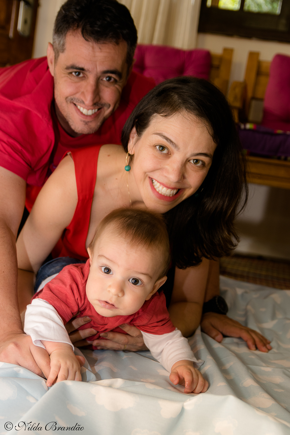 Fotografia de família. Fazer fotografias acompanhando mensalmente o crescimento do bebê é uma forma linda de recordação do primeiro ano de vida..