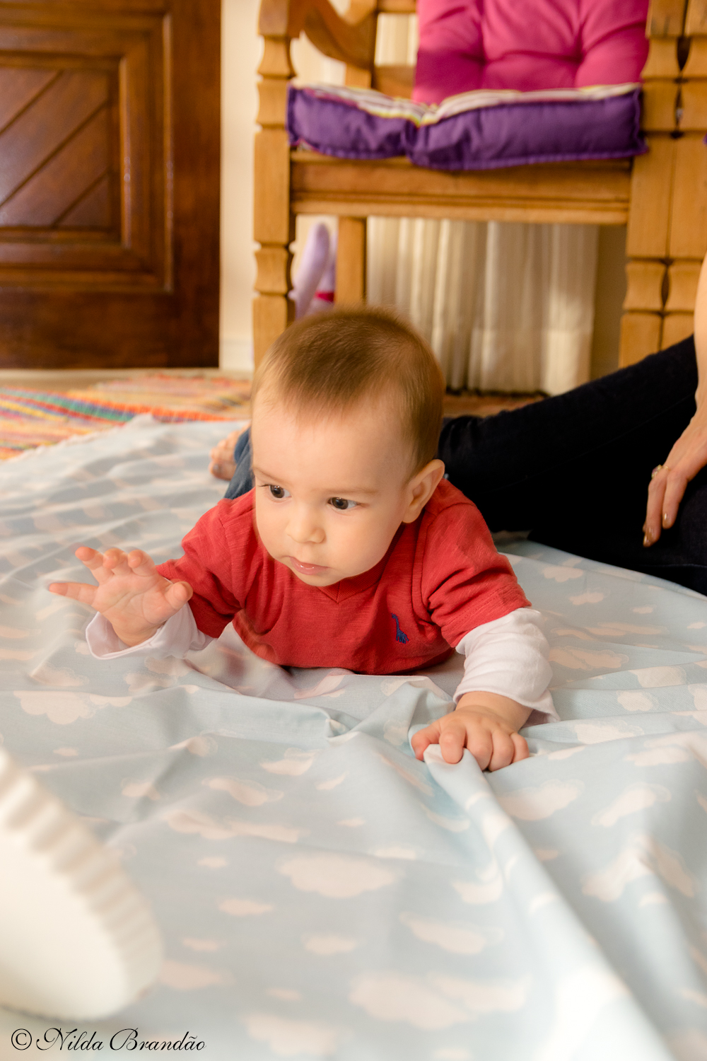 Quase engatinhando. Fazer fotografias acompanhando mensalmente o crescimento do bebê é uma forma linda de recordação do primeiro ano de vida.