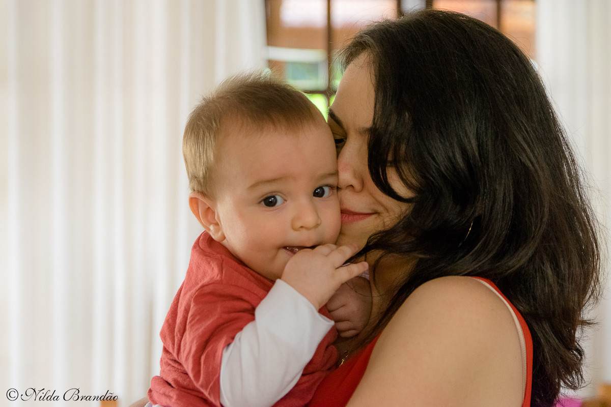 Fazer fotografias acompanhando mensalmente o crescimento do bebê é uma forma linda de recordação do primeiro ano de vida.