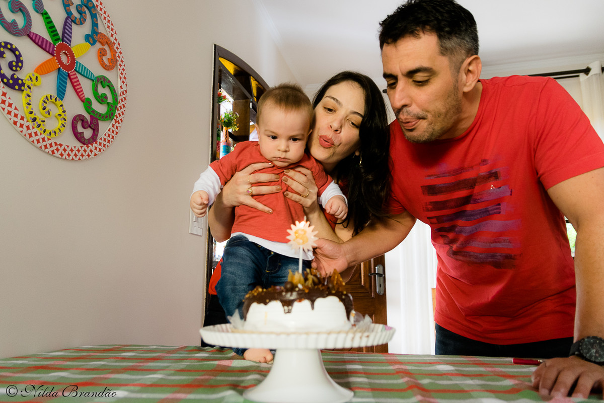 Fazer fotografias acompanhando mensalmente o crescimento do bebê é uma forma linda de recordação do primeiro ano de vida.