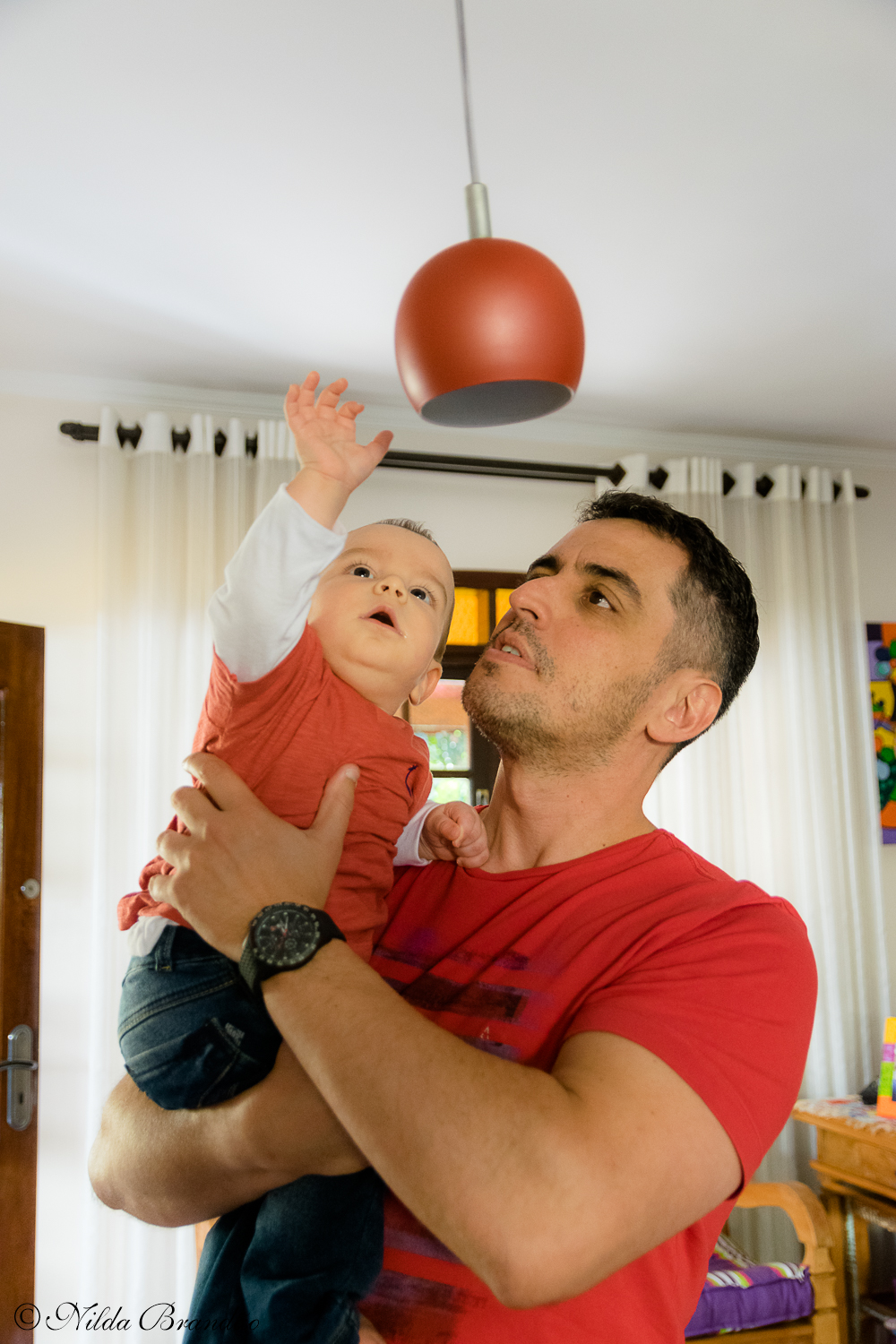 Fazer fotografias acompanhando mensalmente o crescimento do bebê é uma forma linda de recordação do primeiro ano de vida.