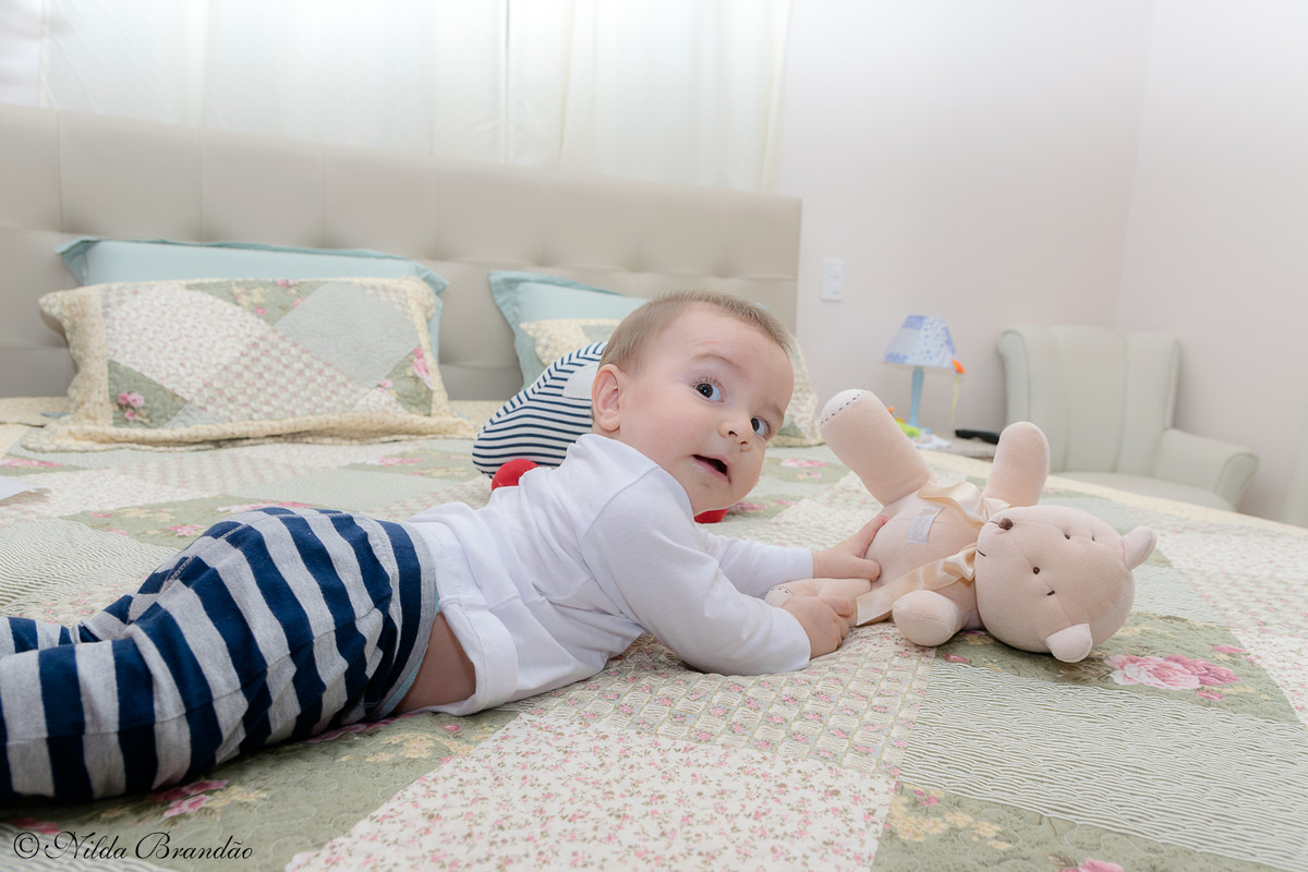 Fazer fotografias acompanhando mensalmente o crescimento do bebê é uma forma linda de recordação do primeiro ano de vida.
