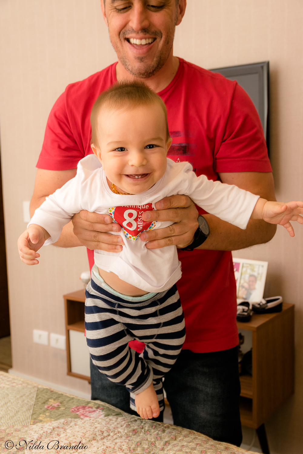Papai brinca com bebê.Fazer fotografias acompanhando mensalmente o crescimento do bebê é uma forma linda de recordação do primeiro ano de vida.