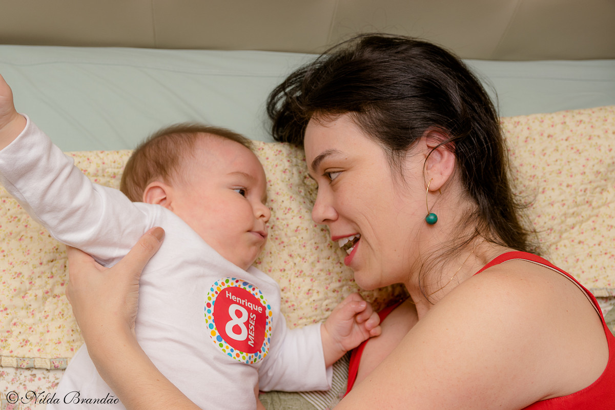 Fazer fotografias acompanhando mensalmente o crescimento do bebê é uma forma linda de recordação do primeiro ano de vida.