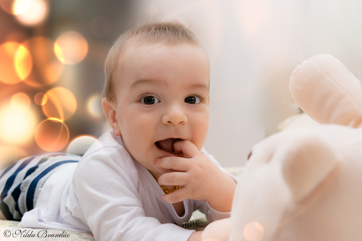 Fazer fotografias acompanhando mensalmente o crescimento do bebê é uma forma linda de recordação do primeiro ano de vida.