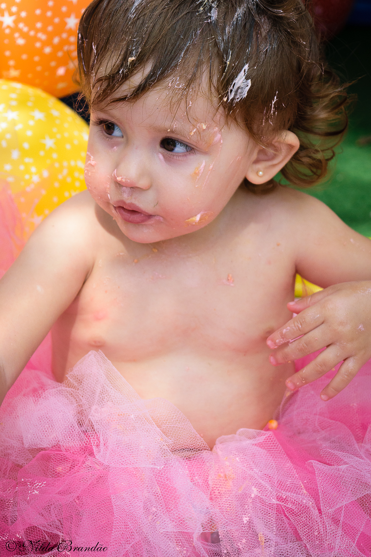 Bebê menina em ensaio smash the cake, hora de se lambuzar