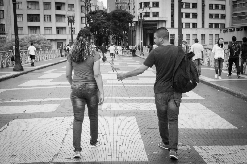 Homem oferece flores no viaduto santa efigenia
