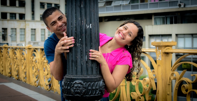 Casal brincando de esconder