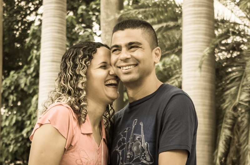 Momento de descontração na e-session de Erison e Mayara