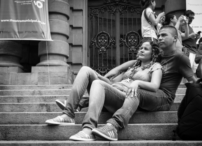 Descansando na escadaria do teatro municipal de São Paulo na Praça Ramos